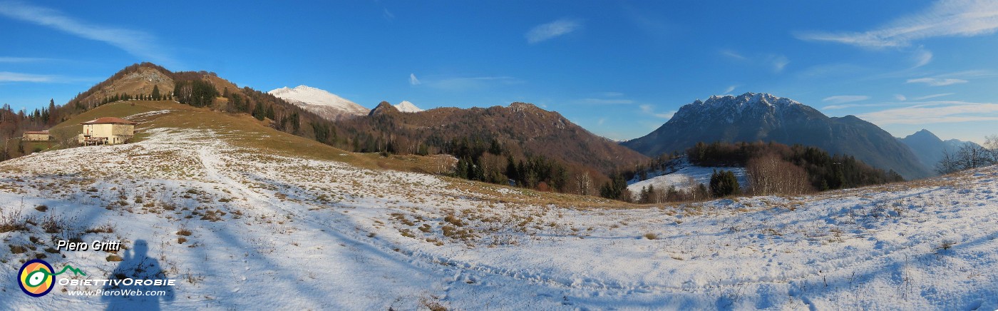 20 Cascina Vecchia (1270 m) a sx con vista in Menna -Arera-Vaccareggio ed Alben a dx.jpg